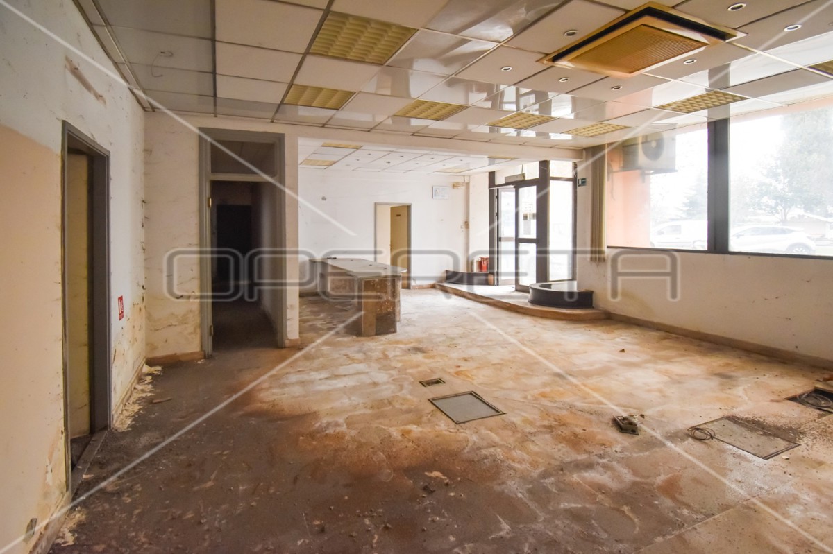 Spazio commerciale con vetrina, 130,20 m2, Metković, centro