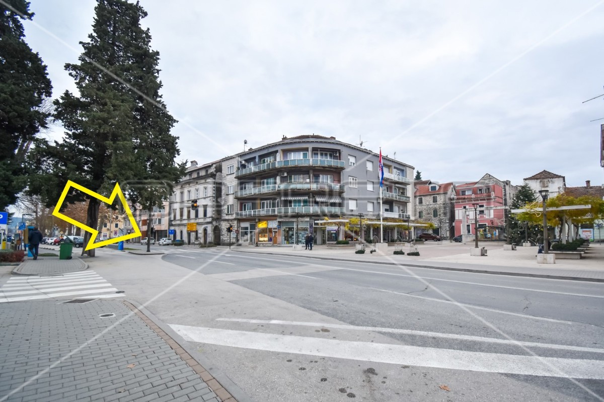 Spazio commerciale con vetrina, 130,20 m2, Metković, centro