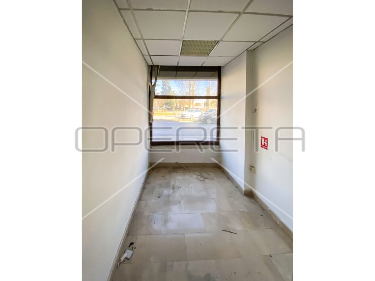 Spazio commerciale con vetrina, 130,20 m2, Metković, centro