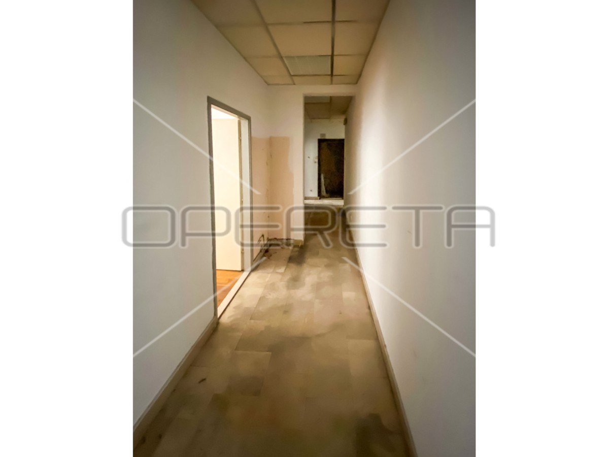 Spazio commerciale con vetrina, 130,20 m2, Metković, centro