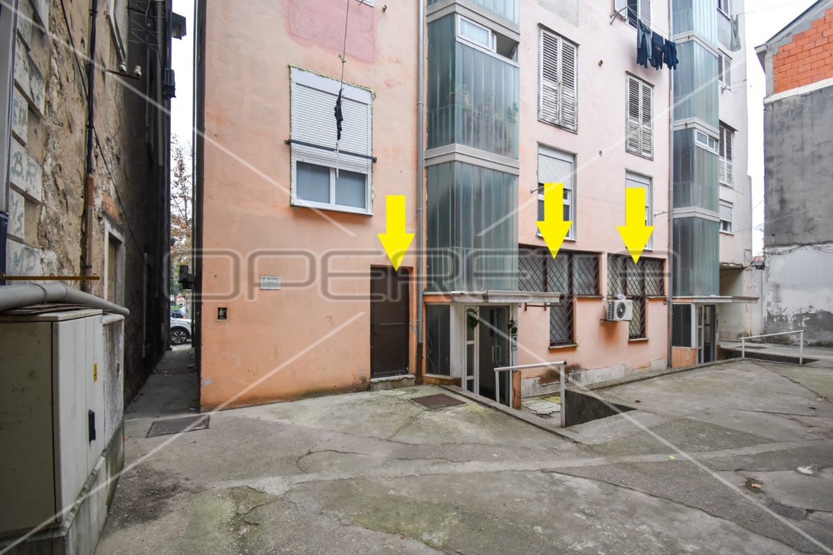 Spazio commerciale con vetrina, 130,20 m2, Metković, centro