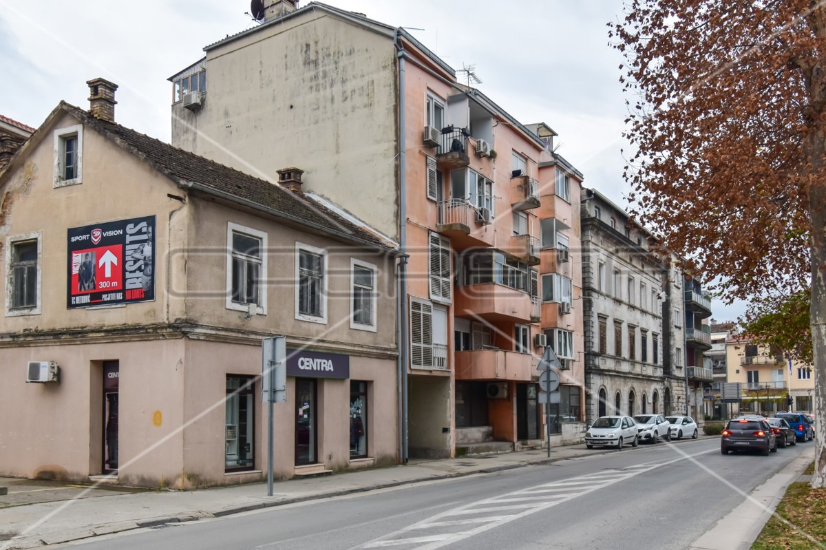 Spazio commerciale con vetrina, 130,20 m2, Metković, centro