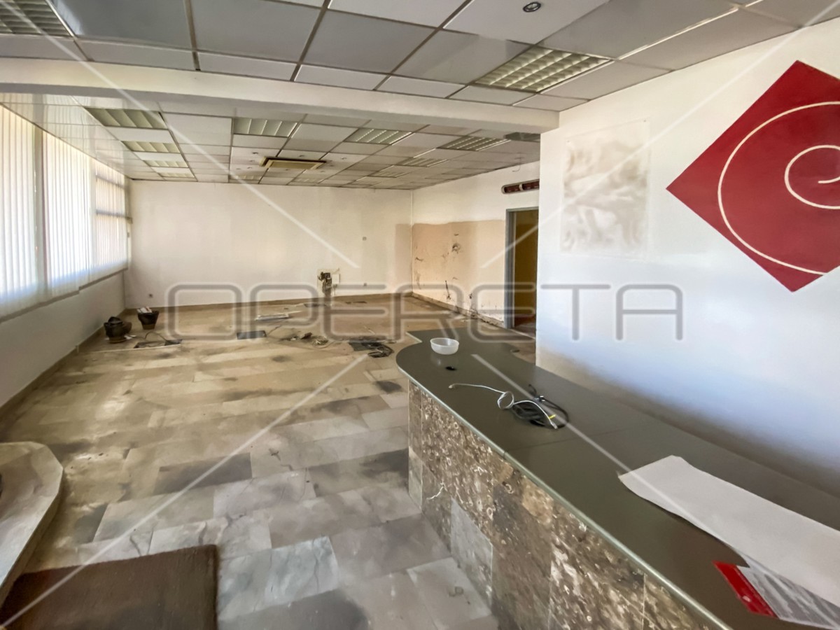 Spazio commerciale con vetrina, 130,20 m2, Metković, centro