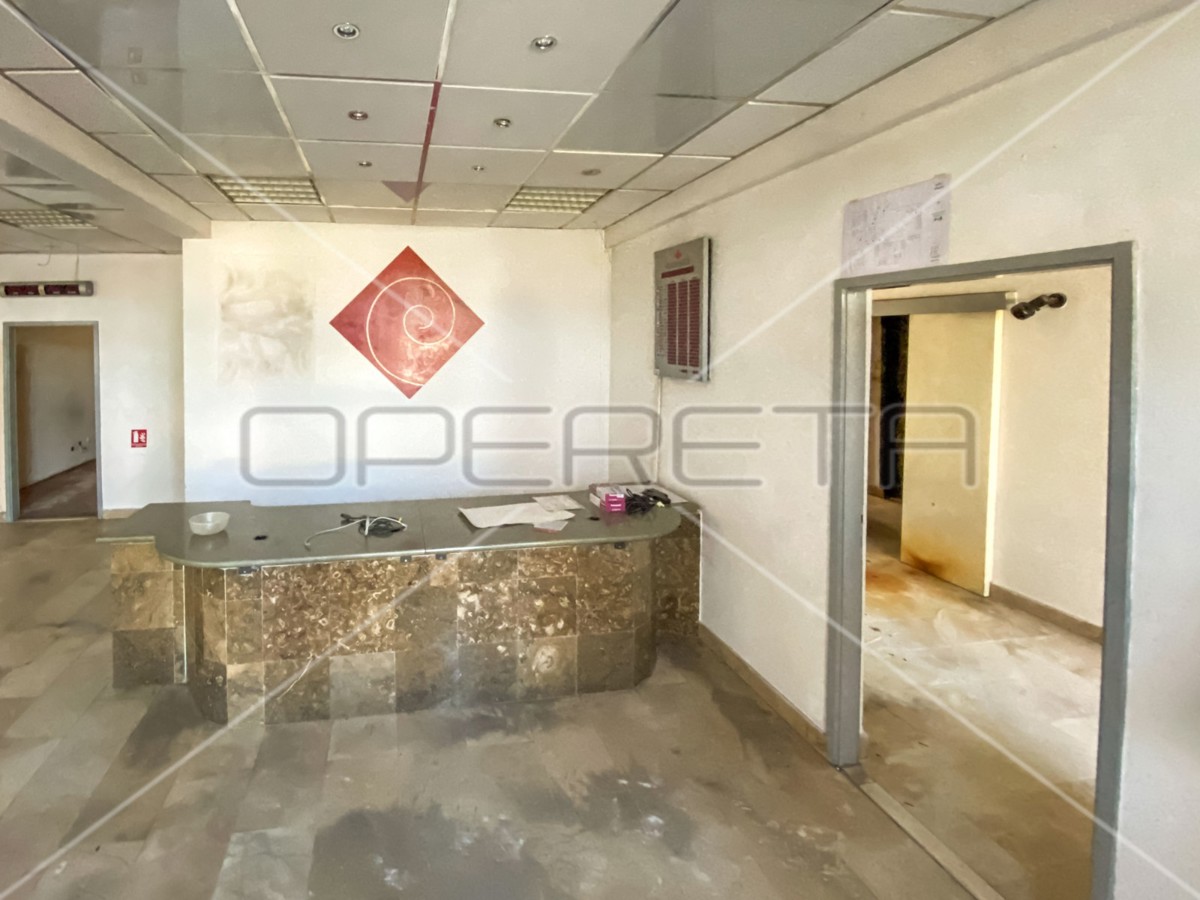 Spazio commerciale con vetrina, 130,20 m2, Metković, centro