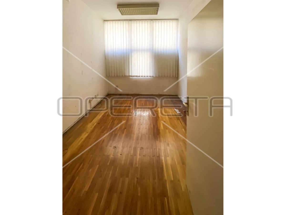 Spazio commerciale con vetrina, 130,20 m2, Metković, centro