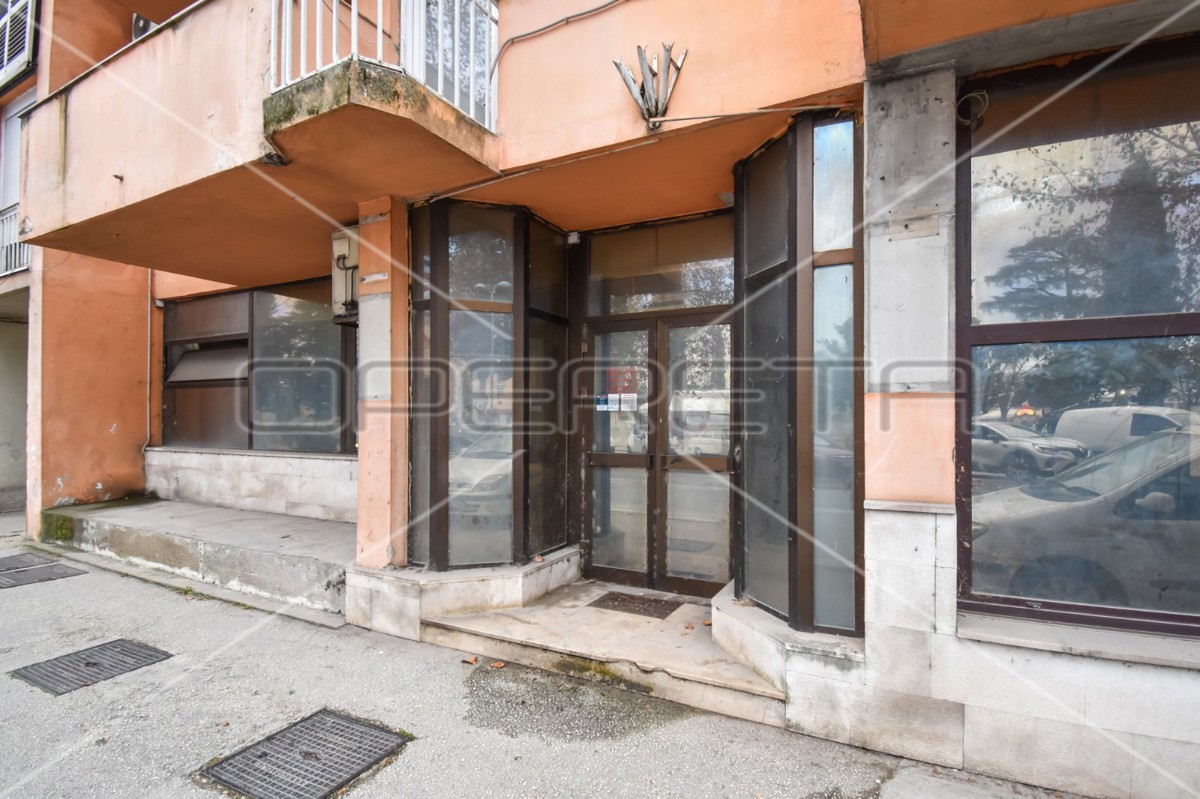 Spazio commerciale con vetrina, 130,20 m2, Metković, centro
