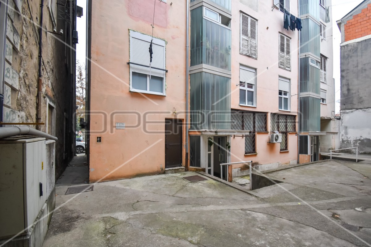 Spazio commerciale con vetrina, 130,20 m2, Metković, centro