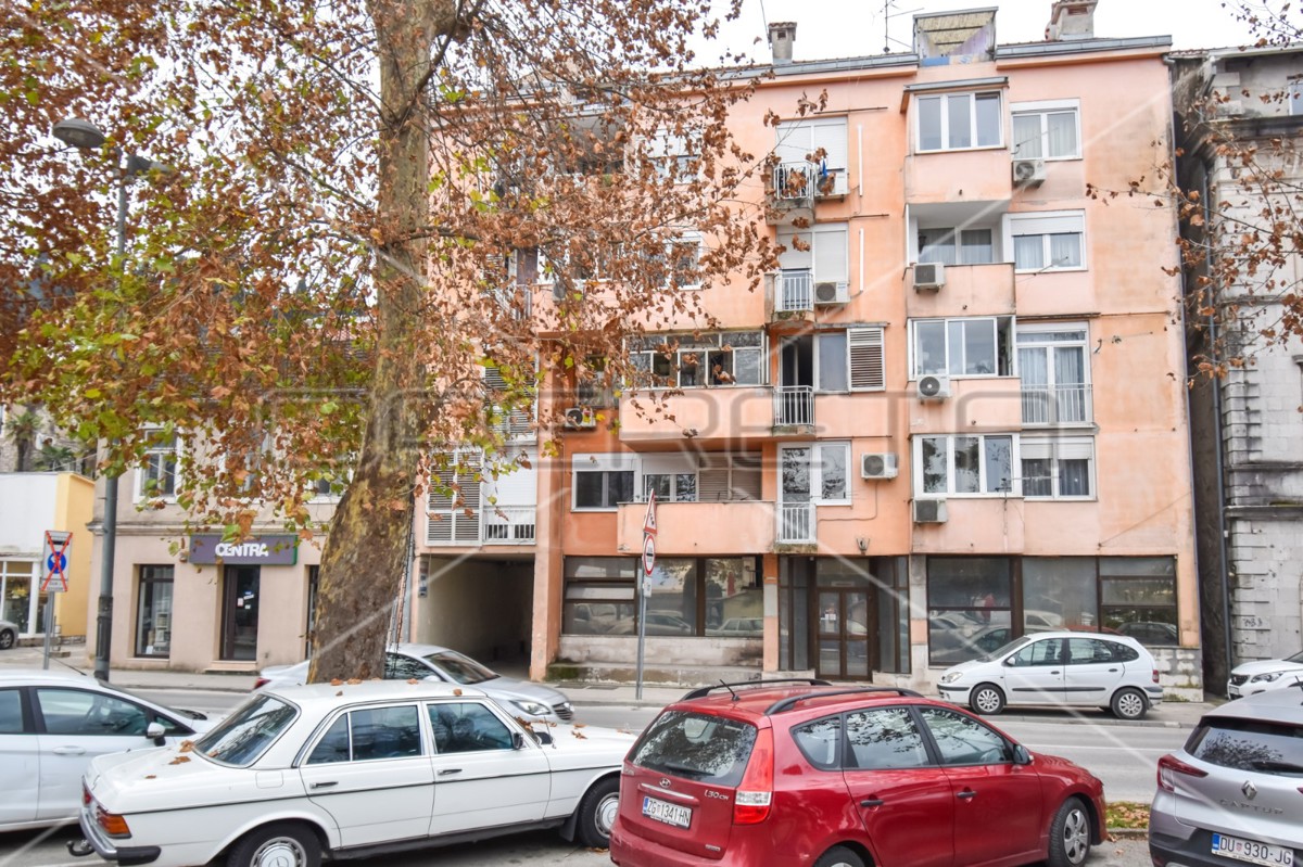 Spazio commerciale con vetrina, 130,20 m2, Metković, centro