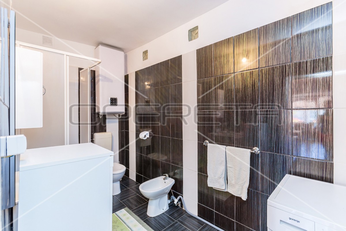 Istria, Ližnjan, appartamento al 1° piano con piscina, 3 camere da letto, ottima posizione