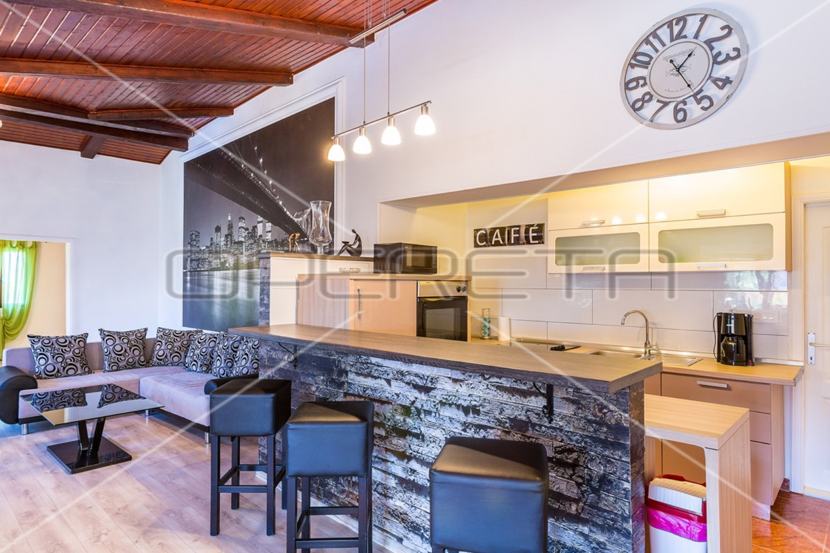 Istria, Ližnjan, appartamento al 1° piano con piscina, 3 camere da letto, ottima posizione