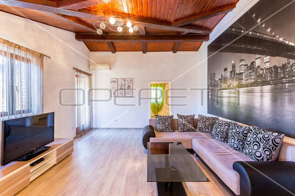 Istria, Ližnjan, appartamento al 1° piano con piscina, 3 camere da letto, ottima posizione