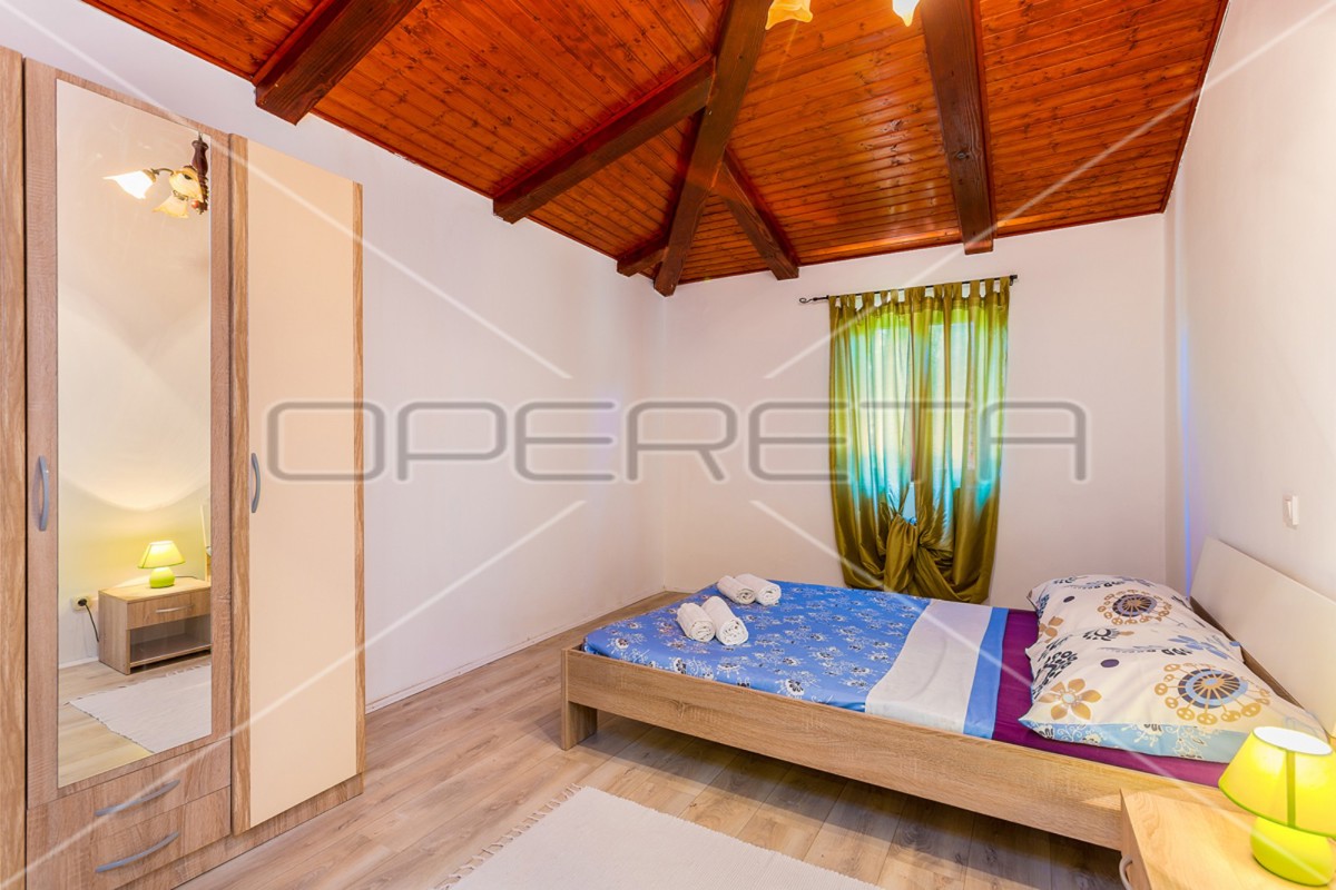 Istria, Ližnjan, appartamento al 1° piano con piscina, 3 camere da letto, ottima posizione