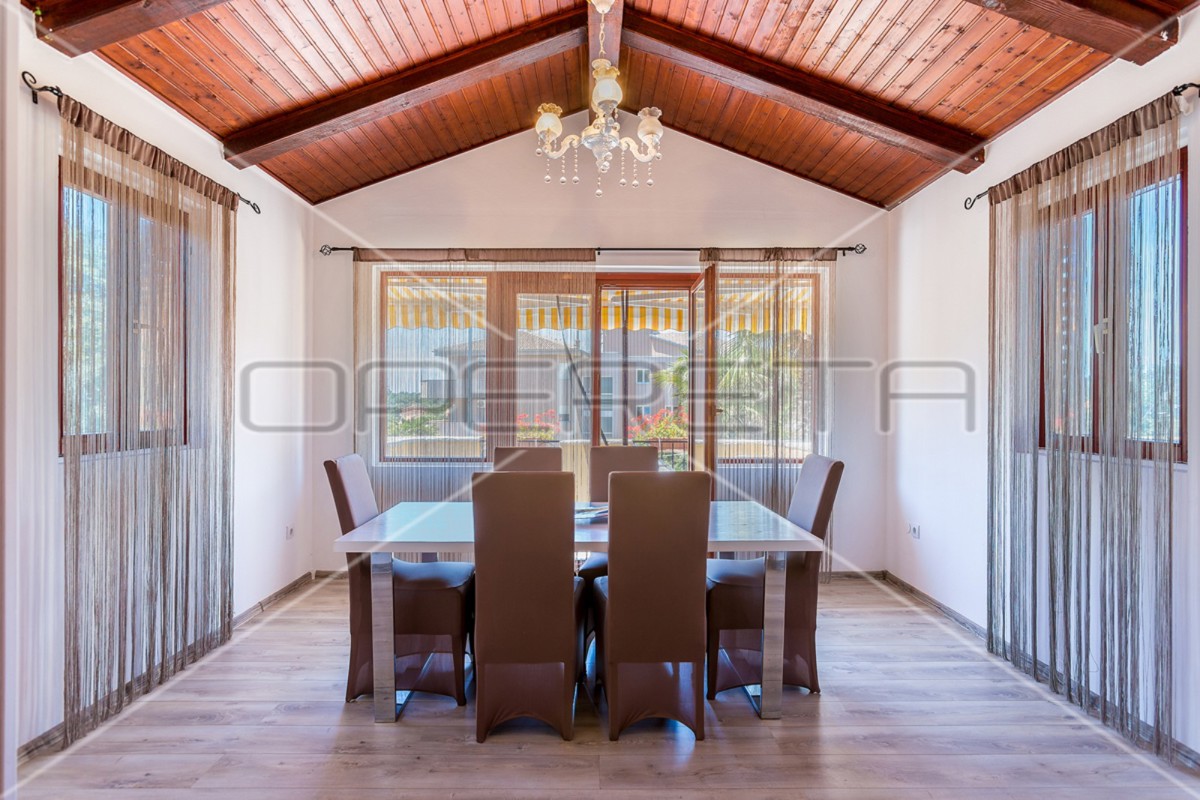 Istria, Ližnjan, appartamento al 1° piano con piscina, 3 camere da letto, ottima posizione