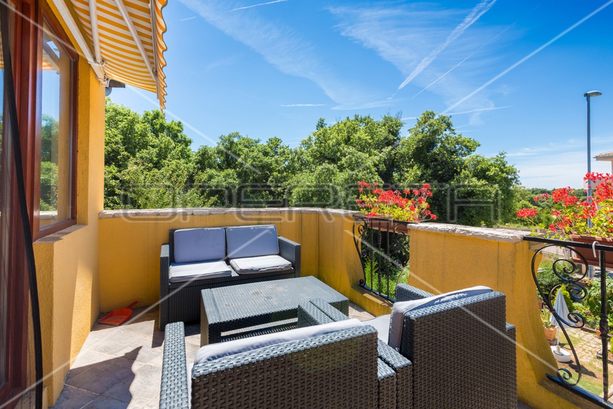 Istria, Ližnjan, appartamento al 1° piano con piscina, 3 camere da letto, ottima posizione