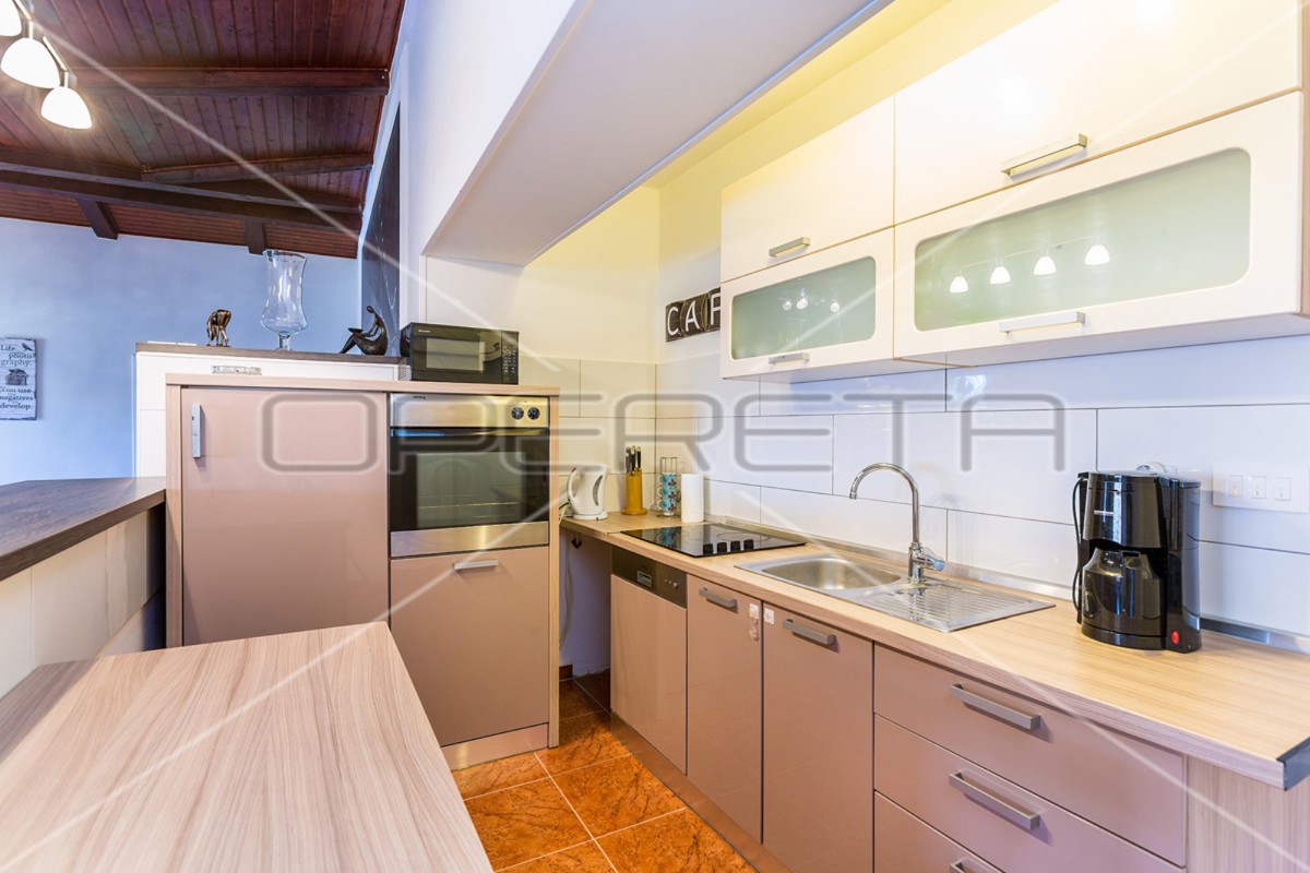 Istria, Ližnjan, appartamento al 1° piano con piscina, 3 camere da letto, ottima posizione