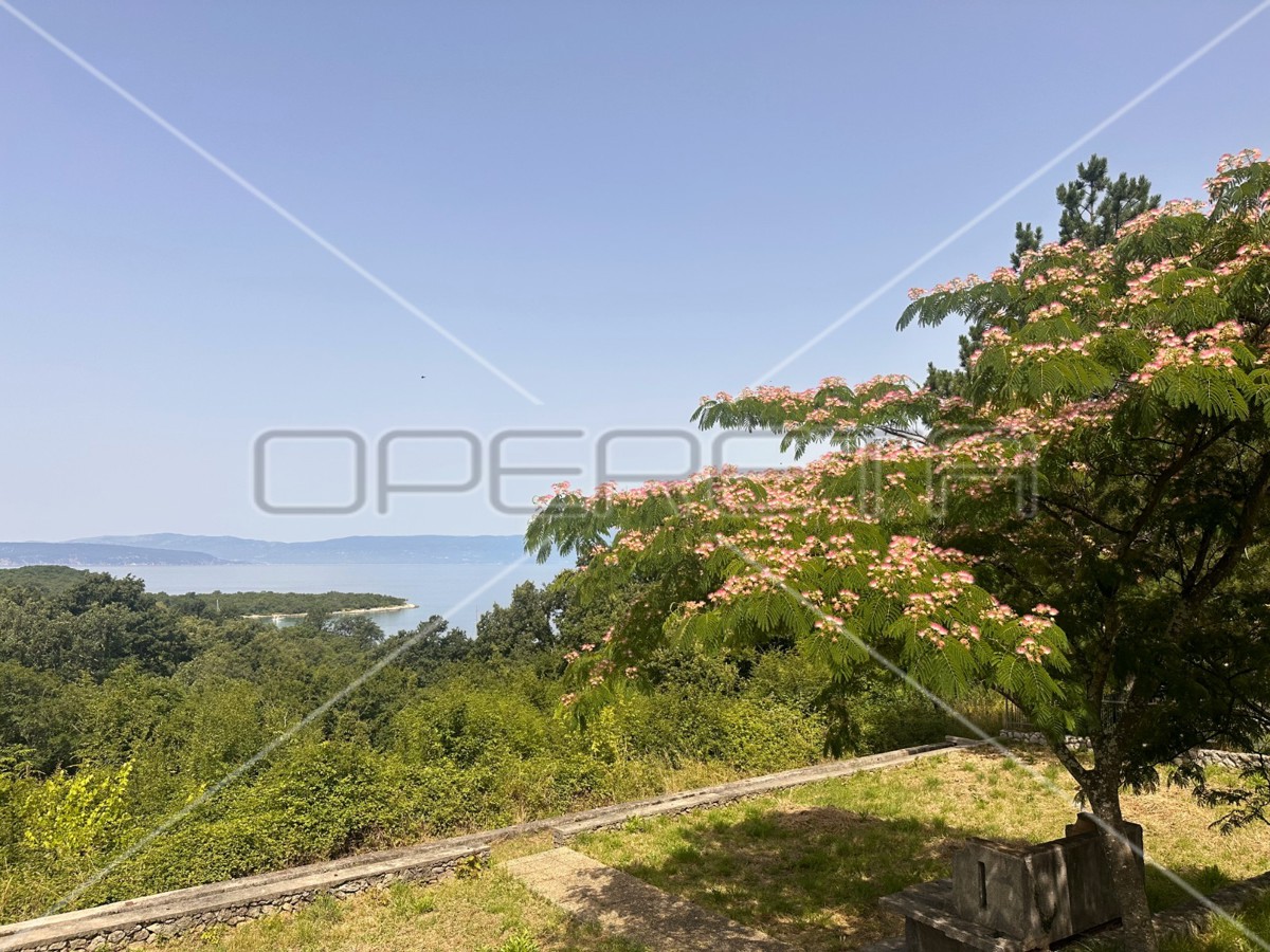 Villa unica con vista incantevole a Njivice, Krk