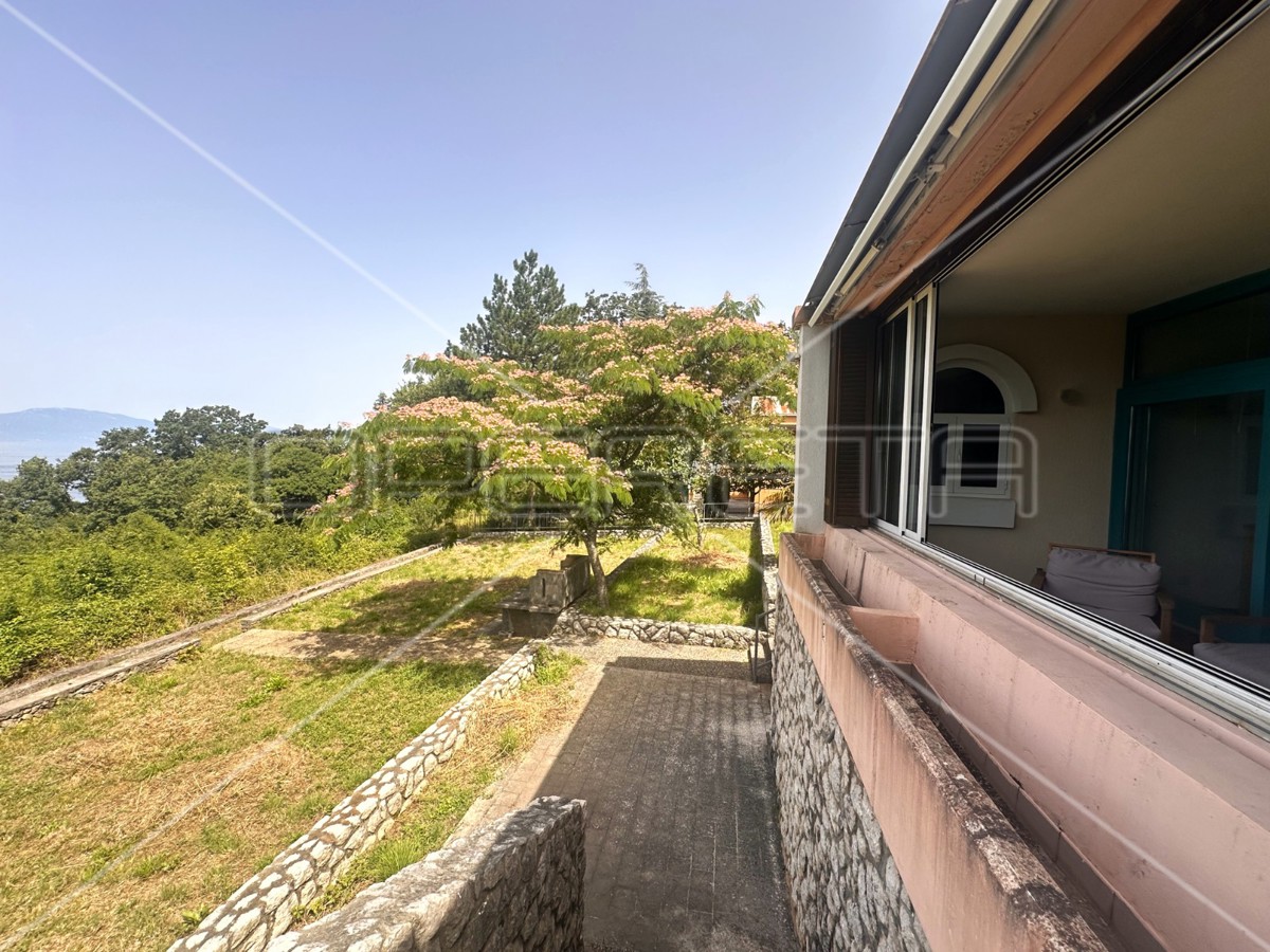 Villa unica con vista incantevole a Njivice, Krk