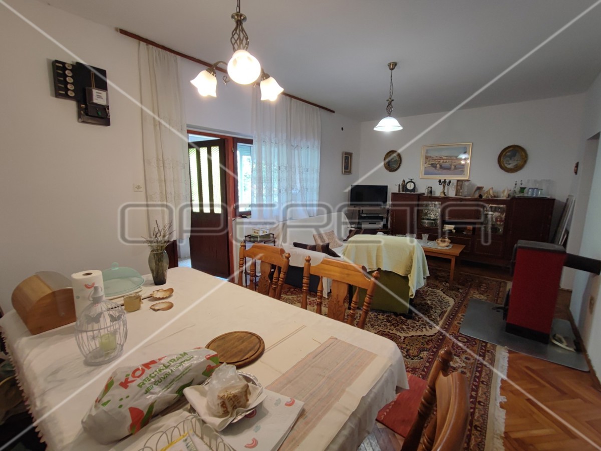 Casa con due appartamenti e giardino, vicinanza al mare, Sabunike-Nin, Zara