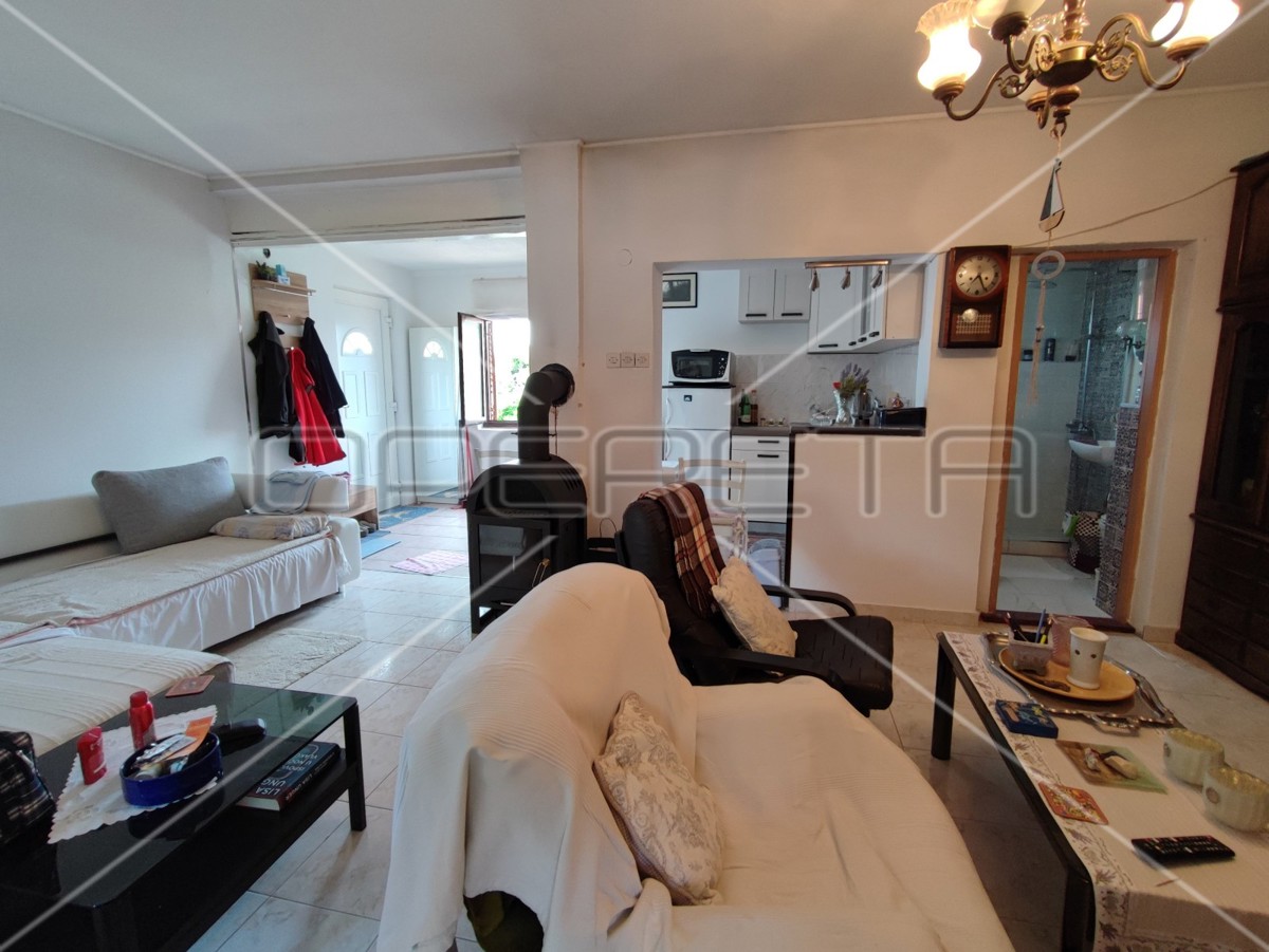 Casa con due appartamenti e giardino, vicinanza al mare, Sabunike-Nin, Zara