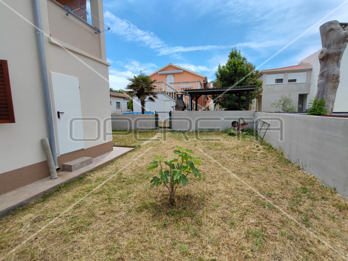 Casa con due appartamenti e giardino, vicinanza al mare, Sabunike-Nin, Zara
