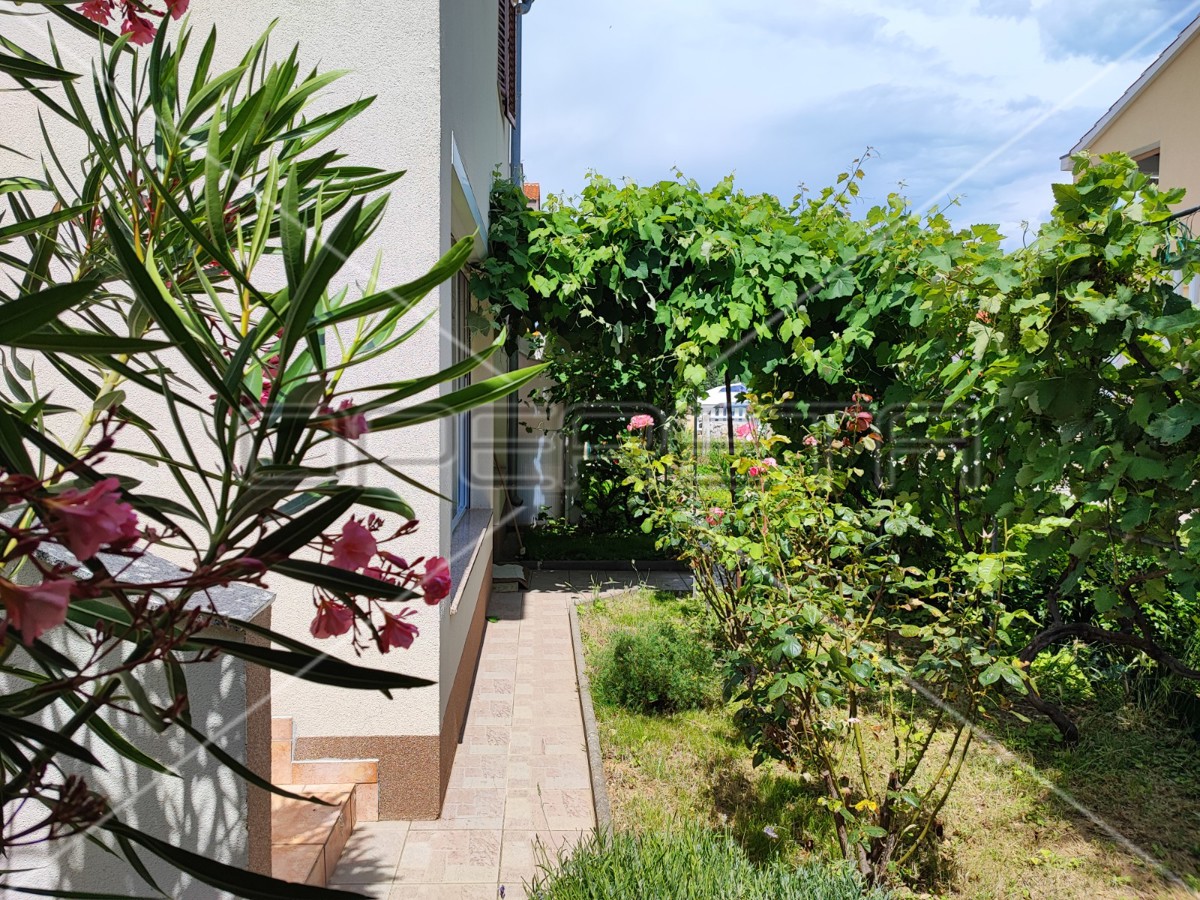 Casa con due appartamenti e giardino, vicinanza al mare, Sabunike-Nin, Zara