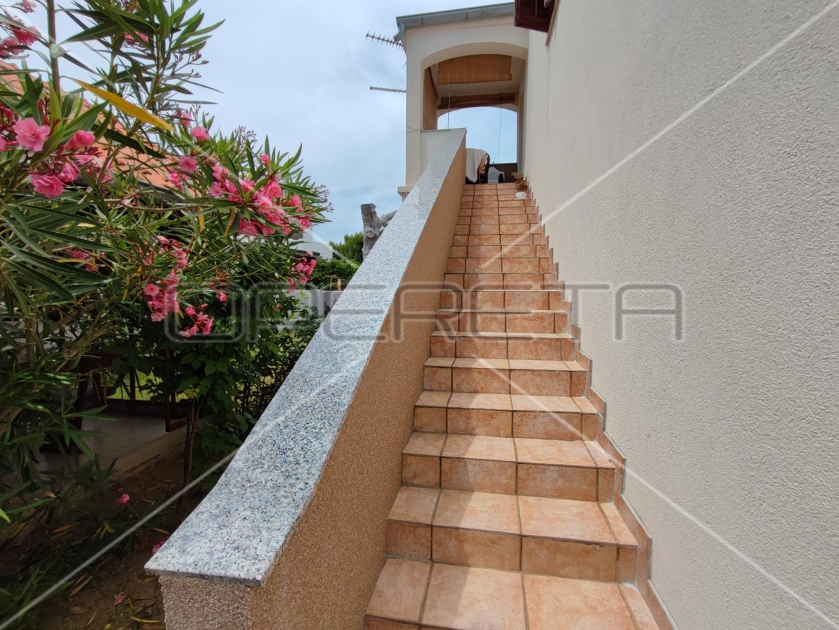 Casa con due appartamenti e giardino, vicinanza al mare, Sabunike-Nin, Zara