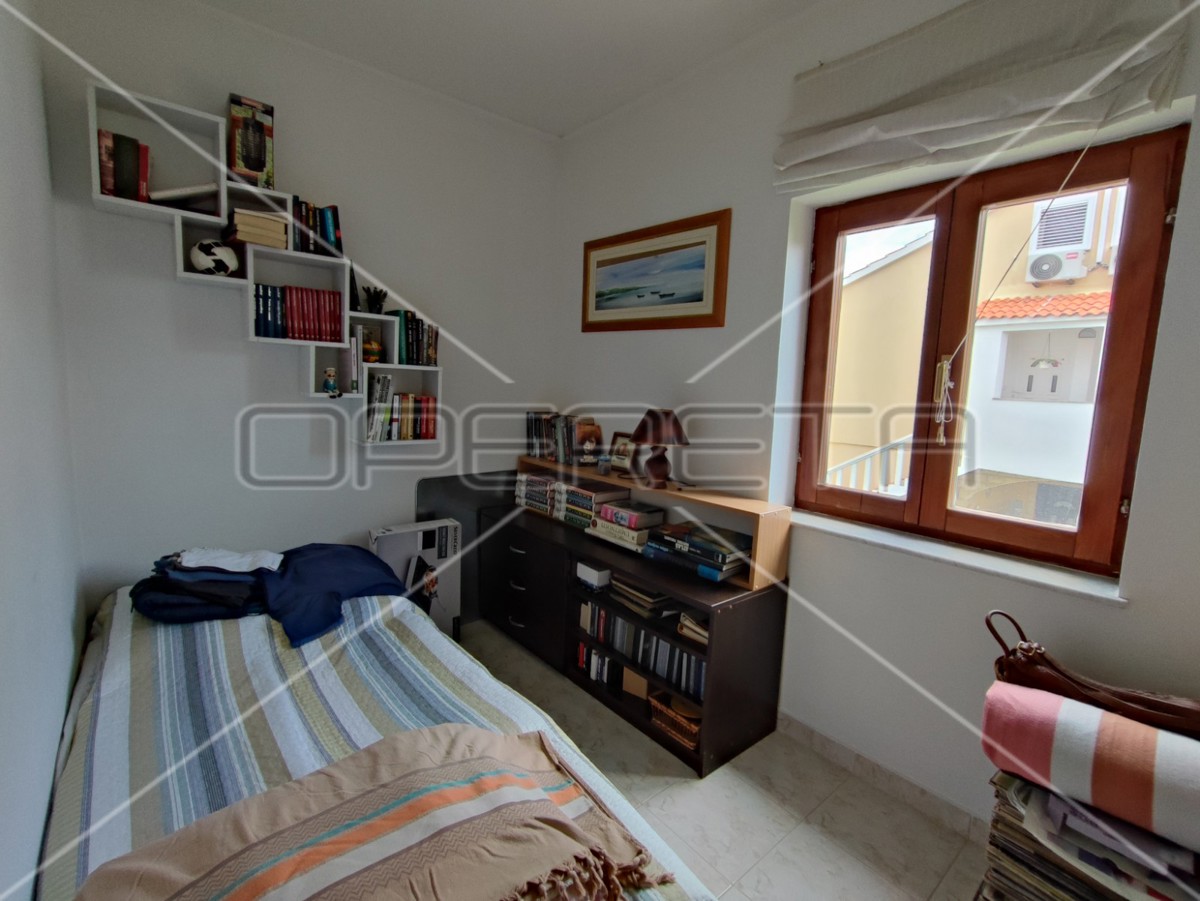 Casa con due appartamenti e giardino, vicinanza al mare, Sabunike-Nin, Zara