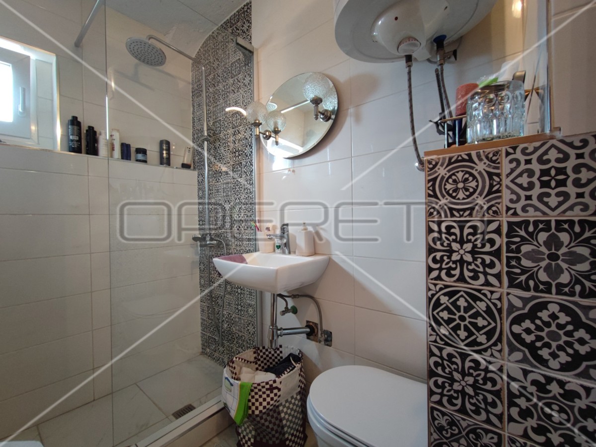 Casa con due appartamenti e giardino, vicinanza al mare, Sabunike-Nin, Zara