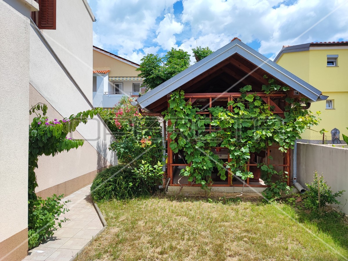 Casa con due appartamenti e giardino, vicinanza al mare, Sabunike-Nin, Zara