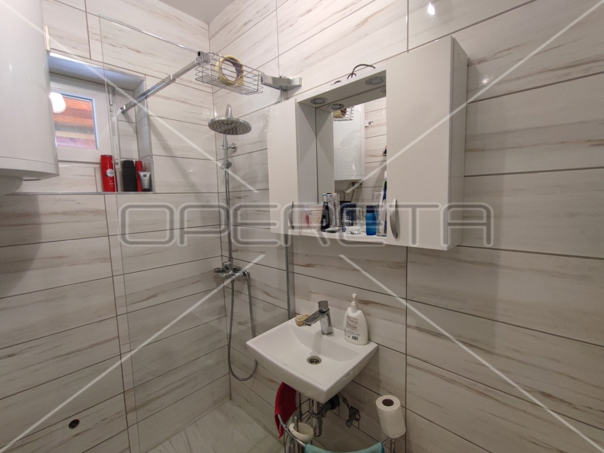 Casa con due appartamenti e giardino, vicinanza al mare, Sabunike-Nin, Zara