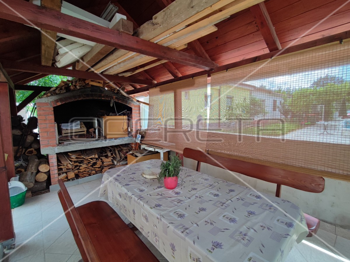 Casa con due appartamenti e giardino, vicinanza al mare, Sabunike-Nin, Zara