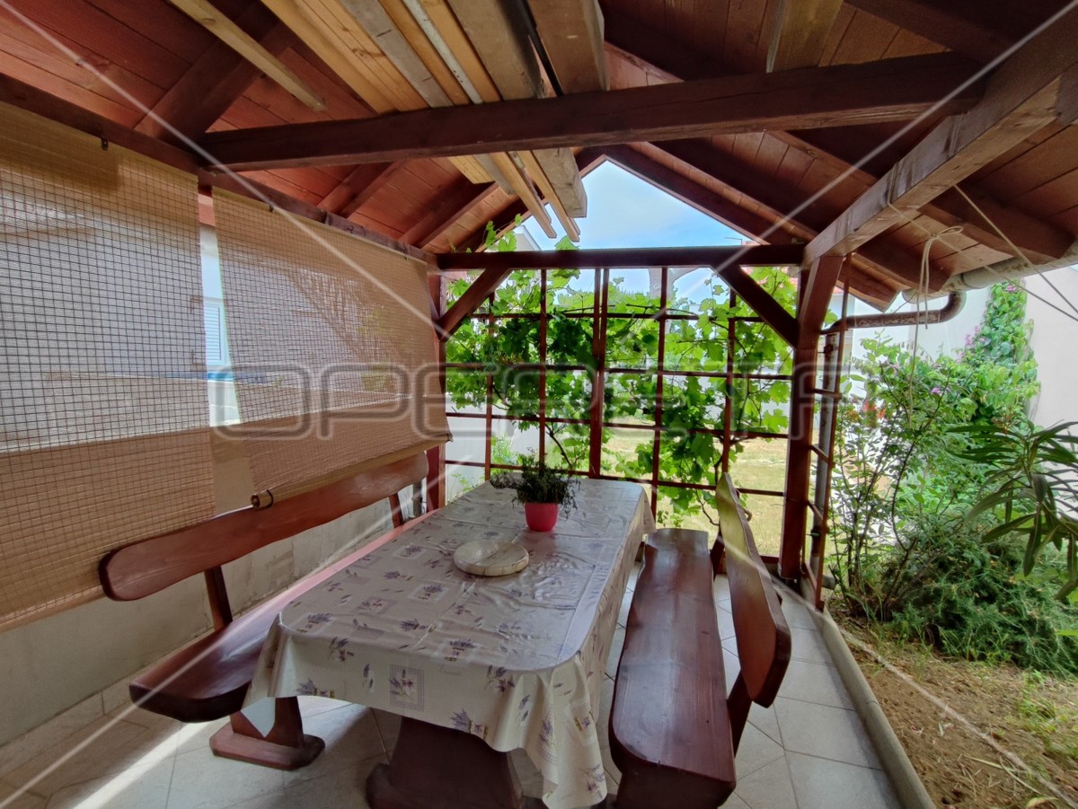 Casa con due appartamenti e giardino, vicinanza al mare, Sabunike-Nin, Zara