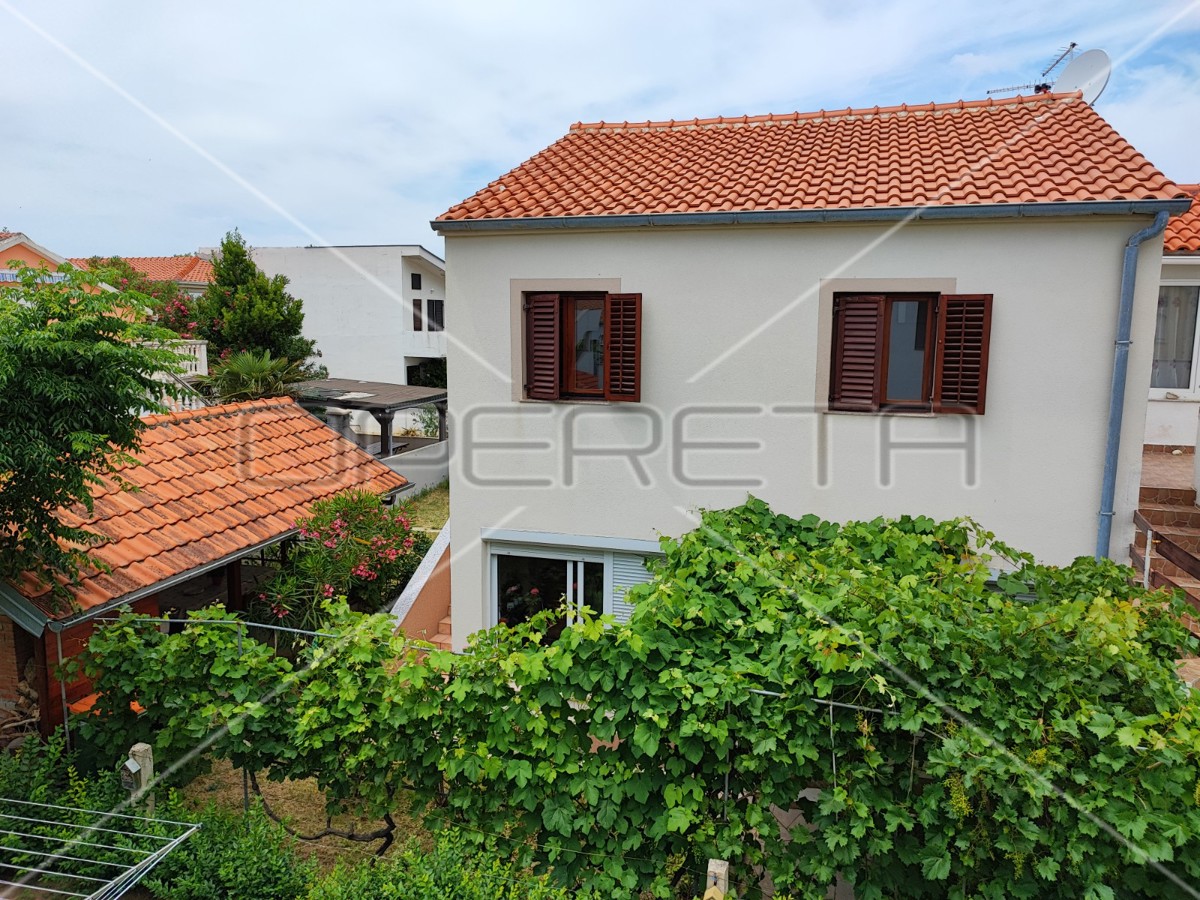 Casa con due appartamenti e giardino, vicinanza al mare, Sabunike-Nin, Zara