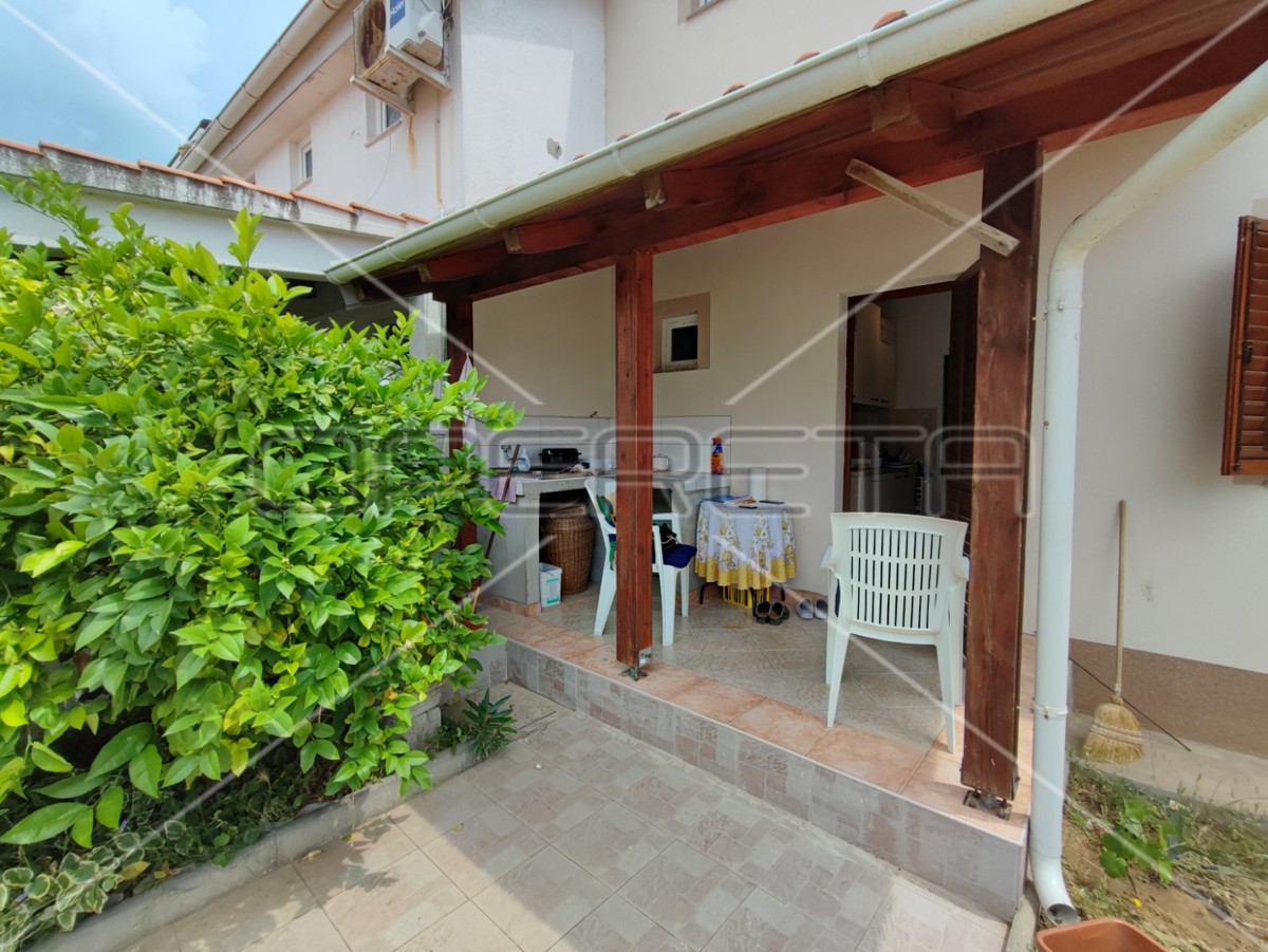 Casa con due appartamenti e giardino, vicinanza al mare, Sabunike-Nin, Zara