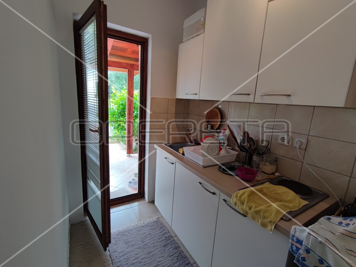 Casa con due appartamenti e giardino, vicinanza al mare, Sabunike-Nin, Zara