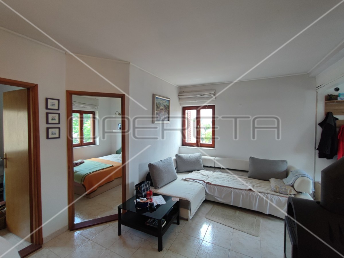 Casa con due appartamenti e giardino, vicinanza al mare, Sabunike-Nin, Zara