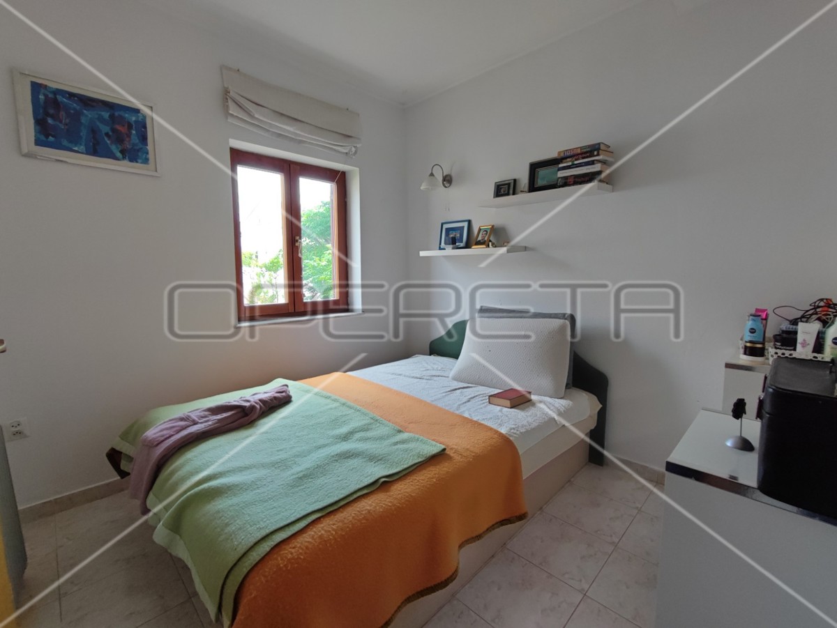 Casa con due appartamenti e giardino, vicinanza al mare, Sabunike-Nin, Zara