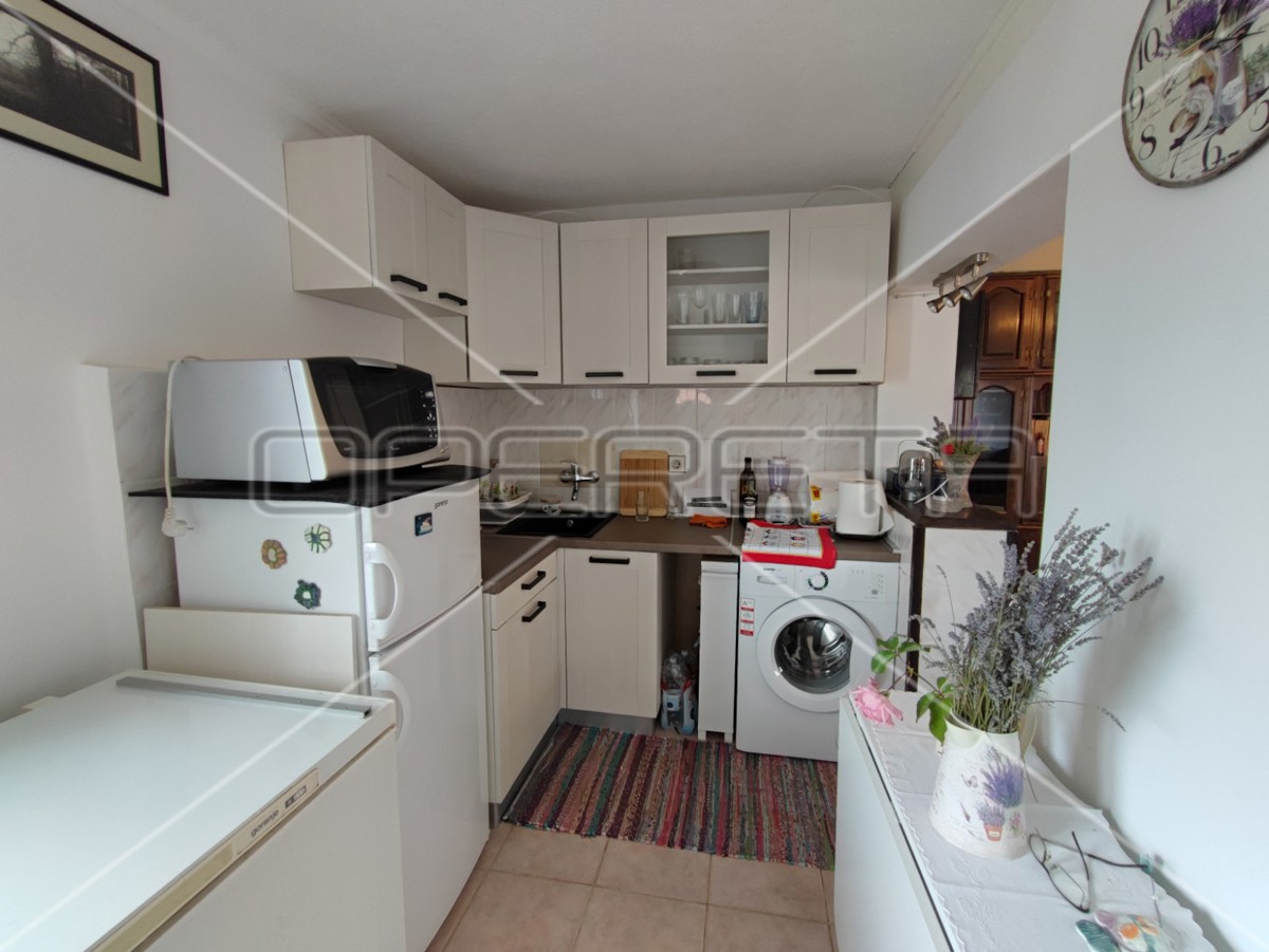 Casa con due appartamenti e giardino, vicinanza al mare, Sabunike-Nin, Zara