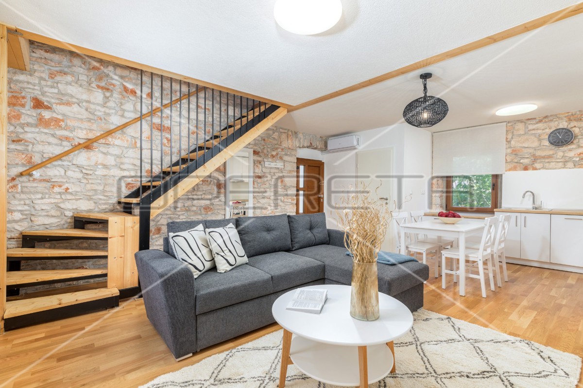 Istria, Šišan – Casa bifamiliare con tre appartamenti, ideale per investimento