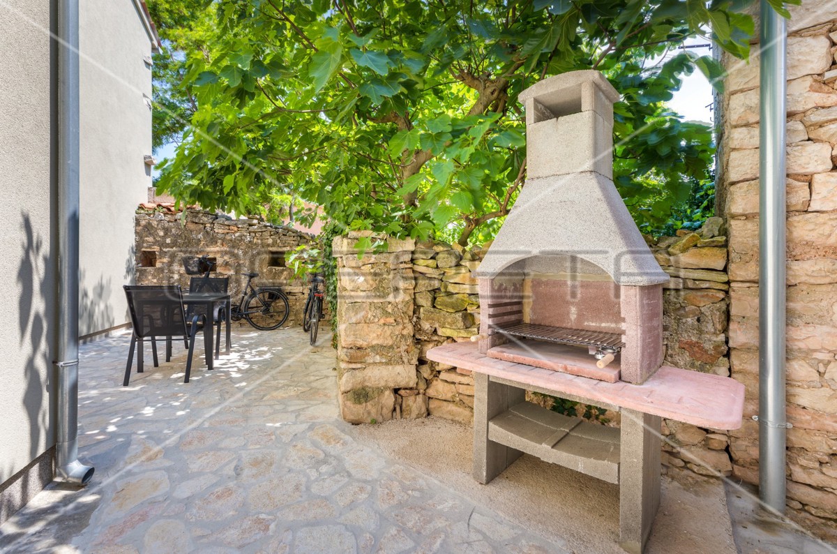 Istria, Šišan – Casa bifamiliare con tre appartamenti, ideale per investimento