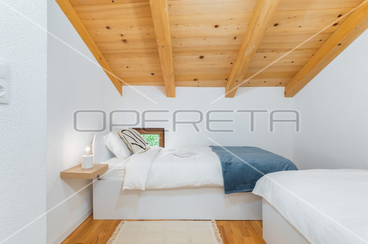 Istria, Šišan – Casa bifamiliare con tre appartamenti, ideale per investimento