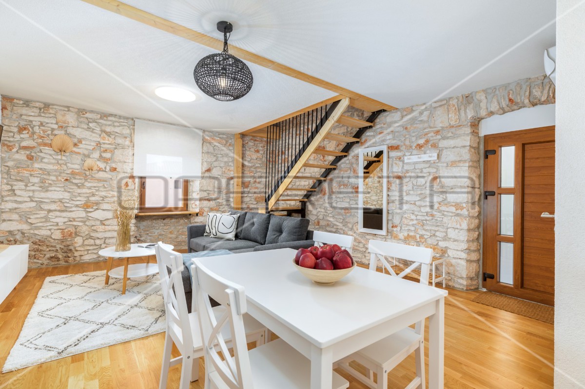 Istria, Šišan – Casa bifamiliare con tre appartamenti, ideale per investimento