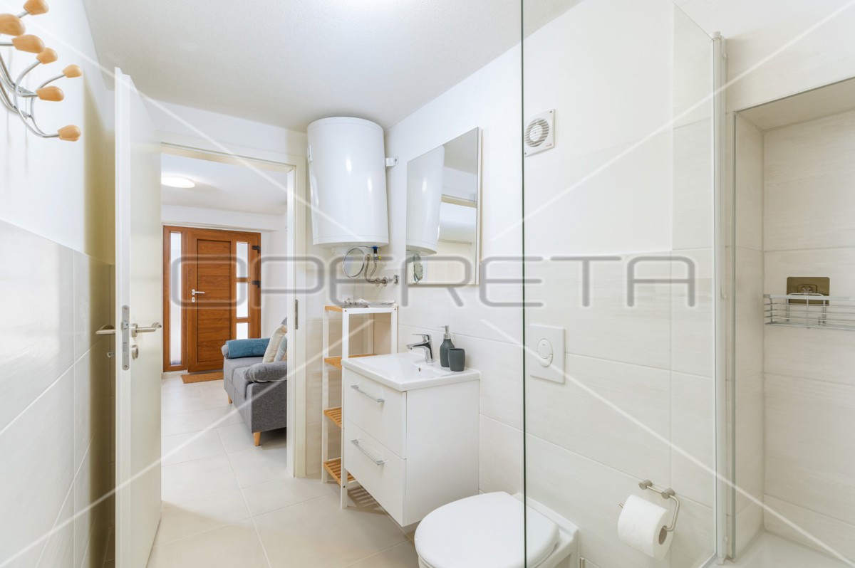 Istria, Šišan – Casa bifamiliare con tre appartamenti, ideale per investimento