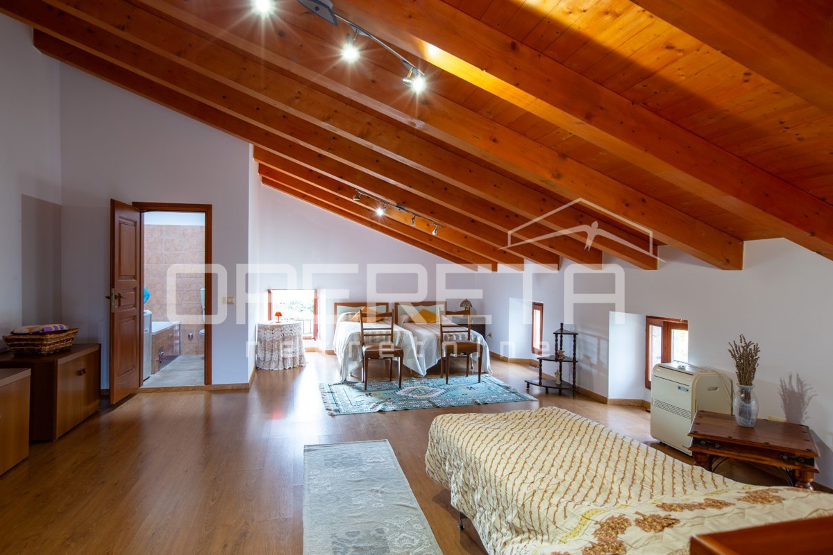 Casa in pietra tradizionale con due appartamenti.