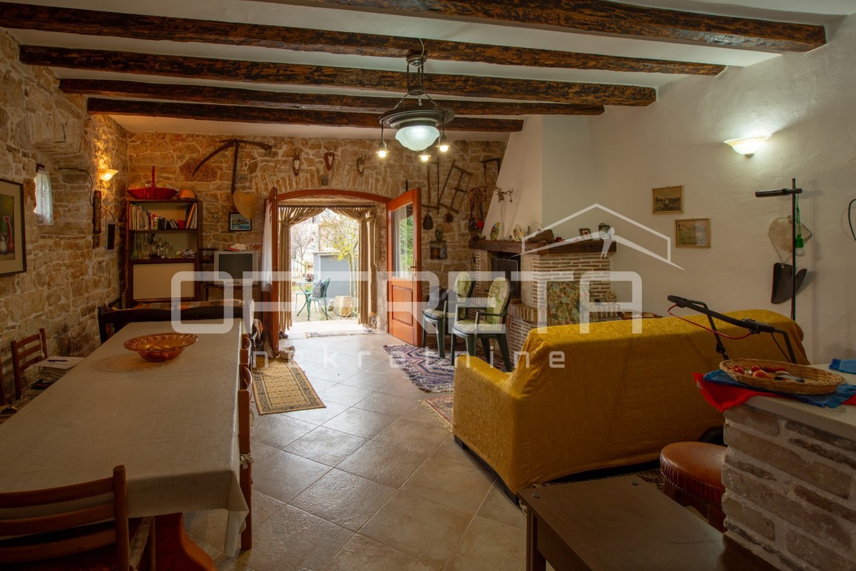 Casa in pietra tradizionale con due appartamenti.