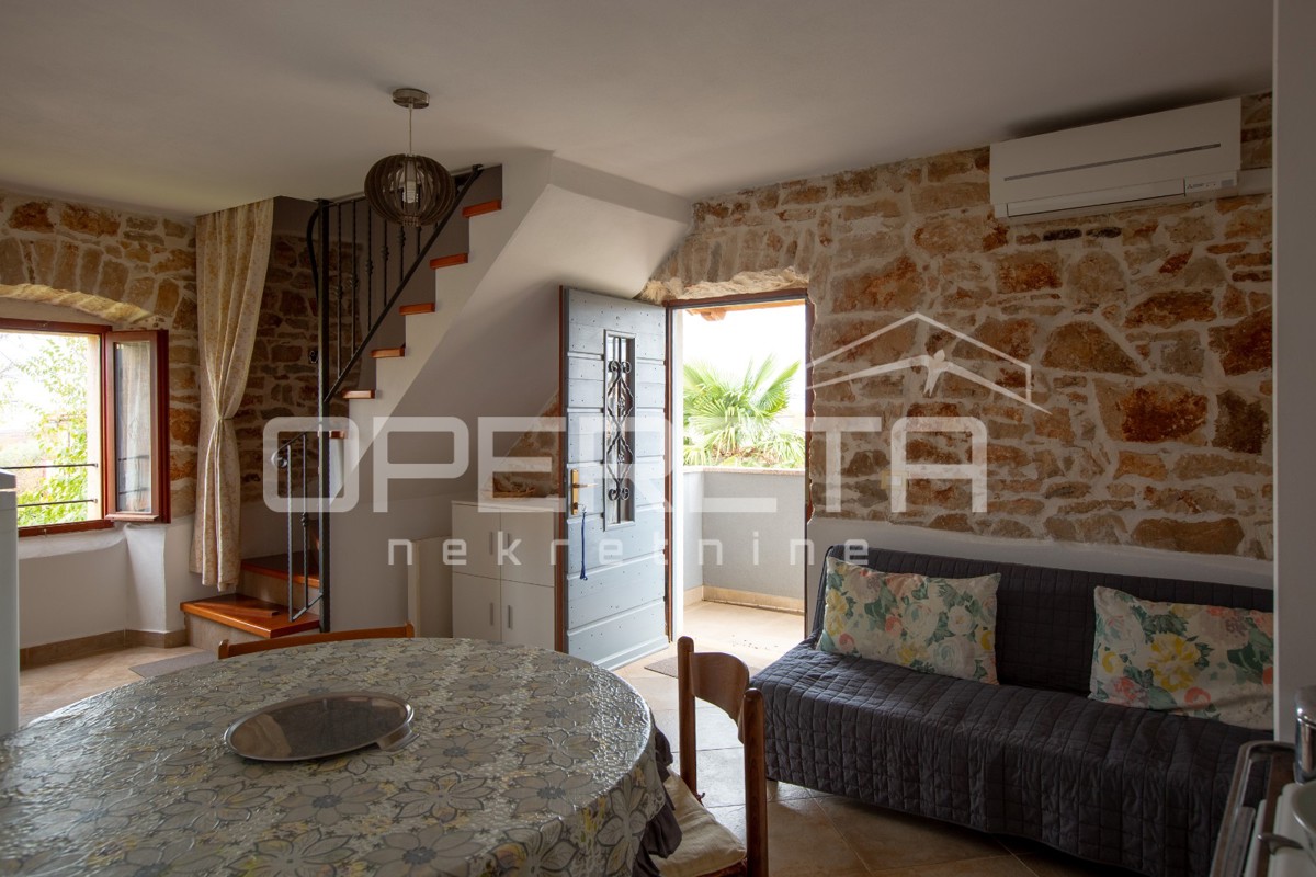 Casa in pietra tradizionale con due appartamenti.