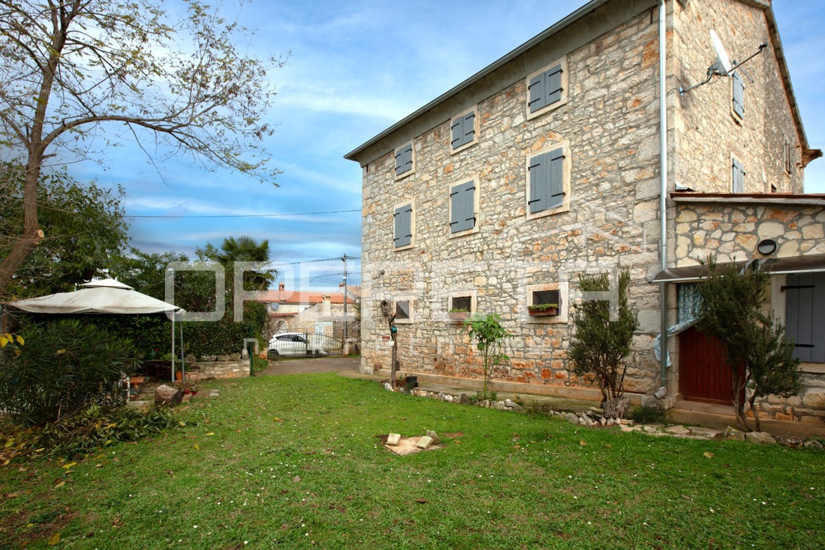 Casa in pietra tradizionale con due appartamenti.