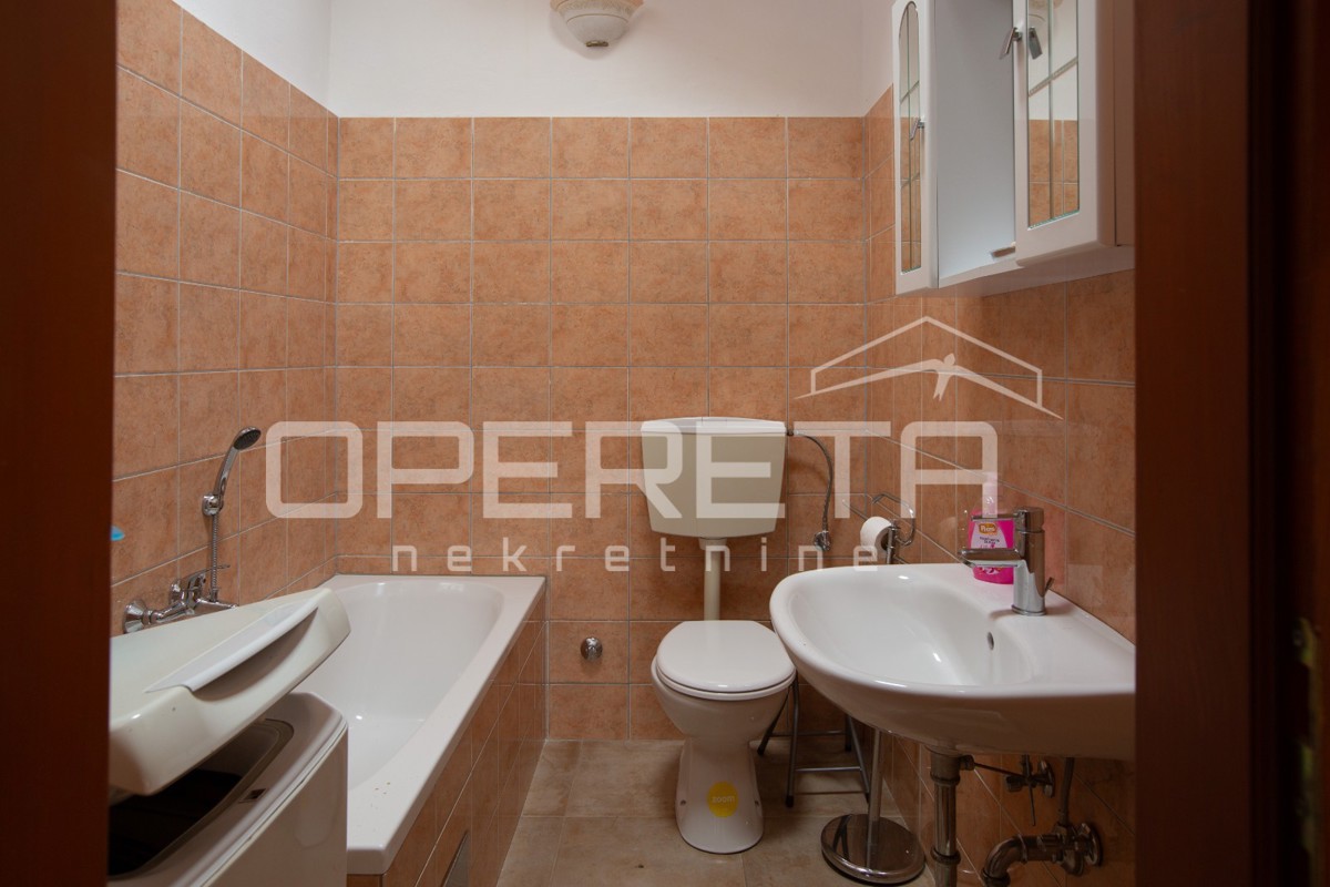 Casa in pietra tradizionale con due appartamenti.