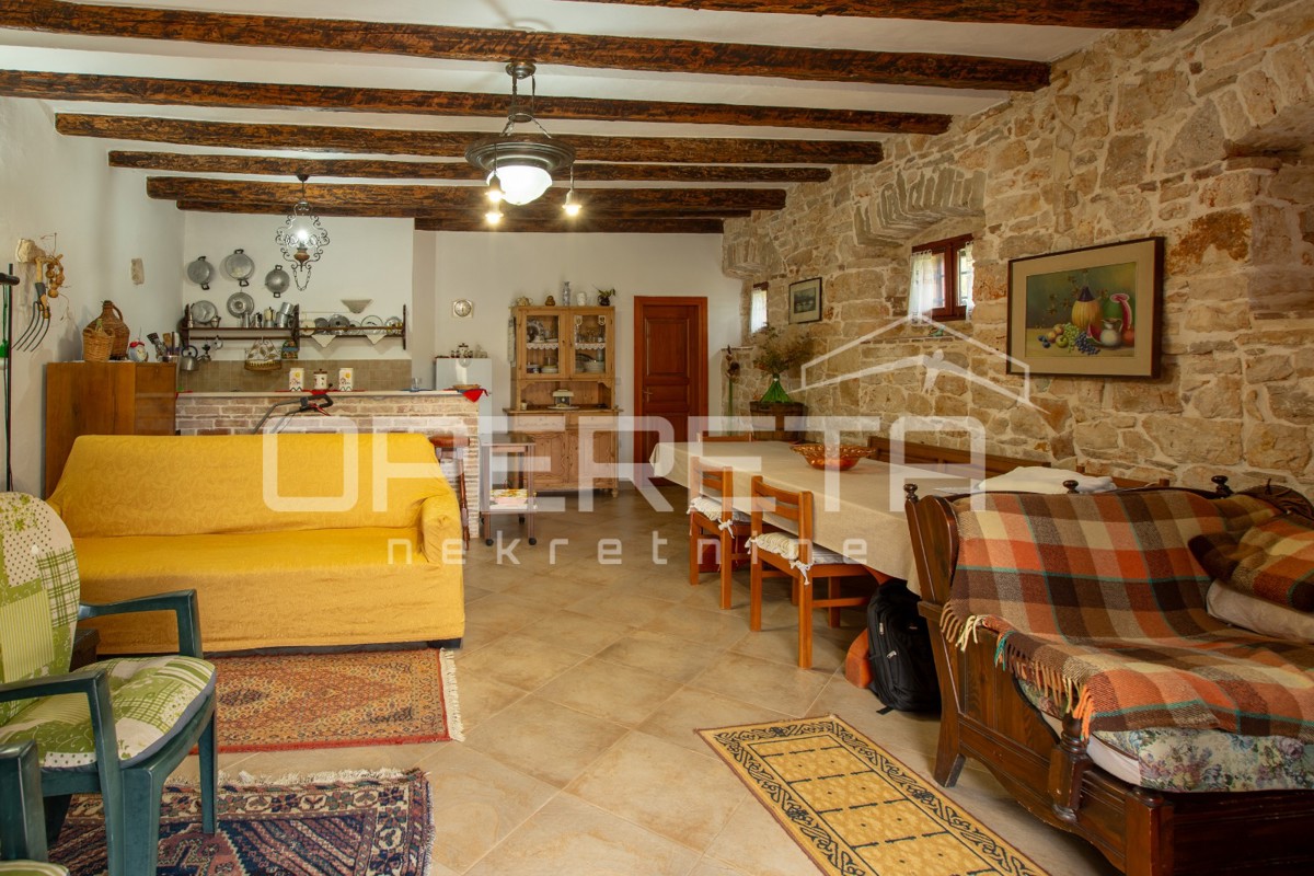 Casa in pietra tradizionale con due appartamenti.