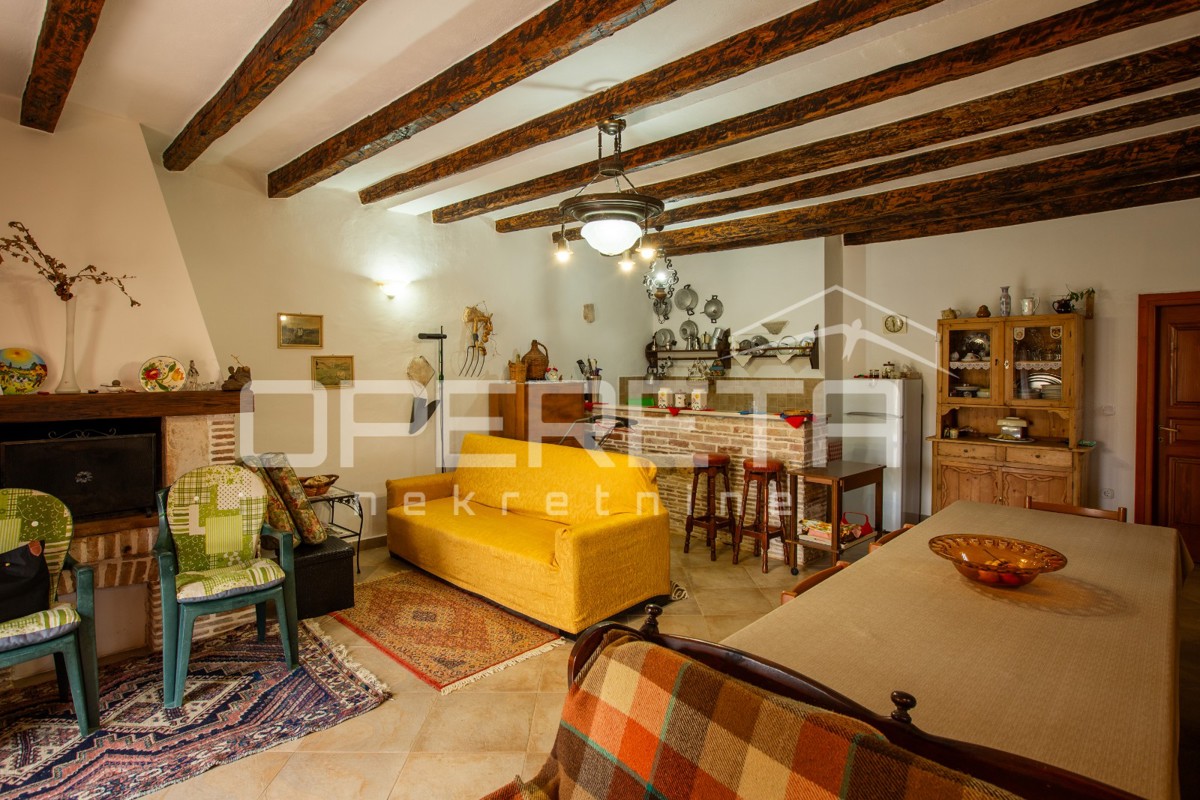 Casa in pietra tradizionale con due appartamenti.